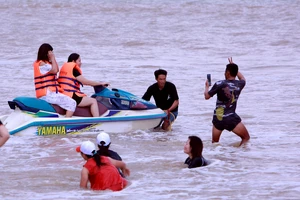 Thanh Hóa: Bất chấp lệnh cấm biển, du khách vẫn vô tư tắm biển Sầm Sơn