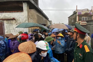 Dòng người tiễn biệt Đại úy Nguyễn Đình Khiêm về với đất mẹ