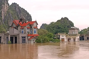 Hình ảnh hàng trăm hộ dân sống bên sông Hoàng Long bị cô lập trong lũ