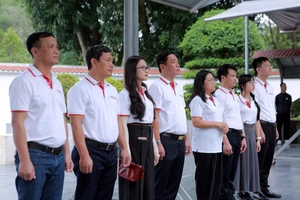 Đoàn công tác của báo Pháp Luật TP. HCM dâng hương tại Ngã ba Đồng Lộc