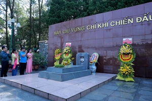 Đoàn công tác của báo Pháp Luật TP.HCM dâng hương tưởng niệm cố Tổng Bí thư Trần Phú