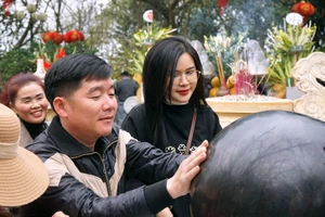 Hàng ngàn người chen chân ở huyệt đạo thiêng Đền Nưa - Am Tiên