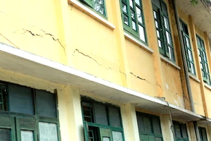 Cận cảnh trường tiểu học ở vùng biên Thanh Hóa có nhiều vết nứt sau lũ dữ