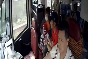 Hành động kịp thời của tài xế và phụ xe cứu sống cháu bé 1 tháng tuổi 