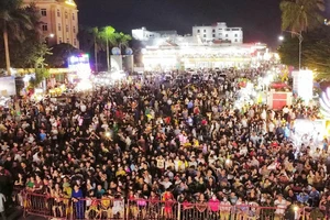 Hàng ngàn người dự lễ hội du lịch biển Hải Tiến