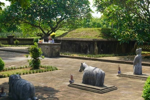 Bên trong khu lăng mộ vua Lê Túc Tông vừa bị 2 người Trung Quốc xâm phạm