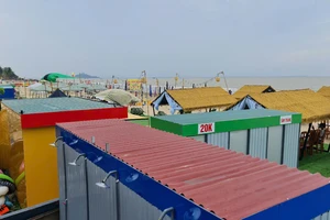 Cận cảnh biển Hoằng Trường ở Thanh Hóa bị hàng chục hộ kinh doanh chiếm dụng trái phép