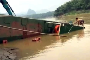 Lật thuyền chở 10 học sinh qua sông Mã ở Thanh Hóa