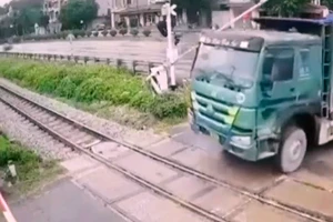 Thanh Hóa: Ô tô tông gãy rào chắn, vượt qua đường sắt khi tàu đang đến gần