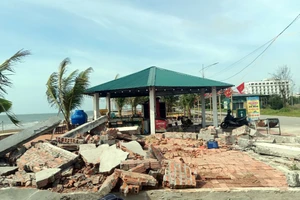 Tháo dỡ nhiều công trình trái phép bên bờ biển Hải Tiến, Thanh Hóa