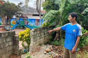 Vụ xây tường rào giữa sân trường: Các cô giáo vẫn phải đi lối tạm