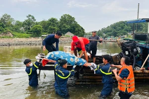 Tìm thấy thi thể cháu bé 6 tuổi bị sóng cuốn trôi trên biển Sầm Sơn