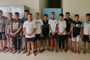 Tạm giữ hình sự 14 thanh thiếu niên tấn công người đi đường