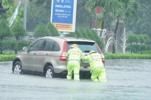 Hình ảnh CSGT Thanh Hóa bám đường, đẩy xe cho người dân trong bão số 3