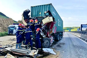 Tai nạn trên cao tốc Bắc - Nam, phải phá cabin đưa thi thể tài xế ra ngoài 