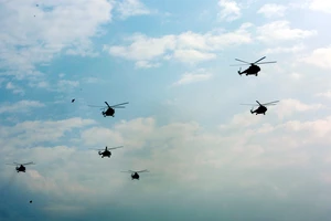 Hình ảnh máy bay bay tập luyện trên bầu trời Hà Nội