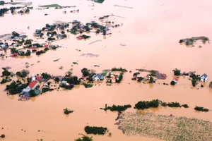 Nước sông Bưởi vượt lũ lịch sử, nhấn chìm hàng ngàn ngôi nhà ở Thanh Hóa