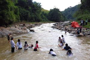 Diễn biến mới vụ hàng trăm học sinh đi tắm suối ở Thanh Hóa