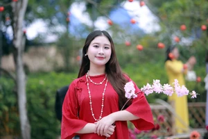 Giới trẻ rộn ràng chụp ảnh Tết tại ngôi chùa cổ ở Thanh Hóa