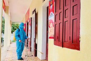 Phun khử khuẩn khu vực bỏ phiếu trước ngày bầu cử