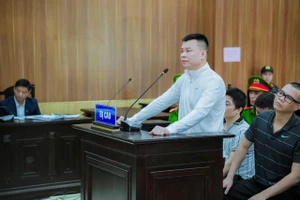 Thanh Hóa: Thu 'vệ sĩ' và đồng phạm hầu tòa vụ bán khí cười trái phép