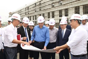 Chủ tịch Thanh Hóa kiểm tra siêu dự án gốm sứ 220 triệu USD của Tập đoàn Hoa Liên