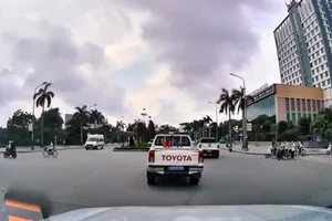 Cảnh sát giao thông dẫn đường đưa bé gái gần 2 tuổi viêm ruột thừa đi cấp cứu