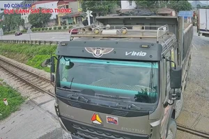 Clip 'thót tim' cảnh xe tải vượt đường sắt khi gác chắn đã hạ