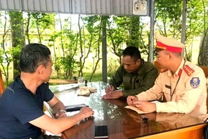 Xử phạt tài xế cố tình vượt rào chắn đường sắt khi tàu đang đến gần