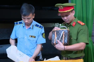 Triệt phá đường dây túi xách, giầy dép giả các thương hiệu nổi tiếng trị giá 30 tỉ đồng