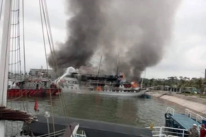 Du thuyền hạng sang bốc cháy, hành khách hoảng loạn lao xuống biển