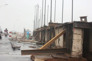 Cấm tất cả phương tiện lưu thông khu vực cầu bị đâm sập