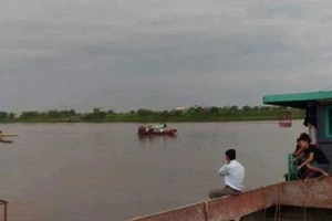 Chìm tàu sông Hồng, 4 người trong một gia đình mất tích