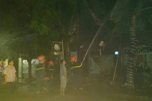 Cháy quán bar, nhiều người hoảng loạn tháo chạy