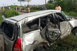 Ô tô 7 chỗ bị tàu hỏa hất văng 40 m