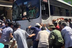 Xe khách mất thắng lao vào 5 xe máy, 7 người bị thương