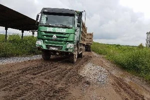 Bắt quả tang đoàn xe tải chở đất thải vào khu dự án nhà ở