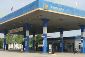 2 công an ép xe, 'xử' thiếu tá công an ngay tại cây xăng