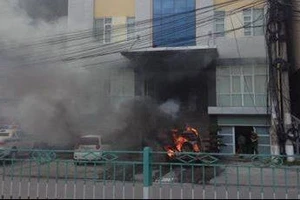 Ô tô bỗng dưng cháy ngùn ngụt trước cổng công an phường