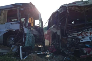 Xe khách đối đầu xe du lịch, khách nước ngoài bị thương