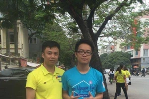 Nam sinh làm vỡ gương xe để lại số điện thoại xin lỗi 