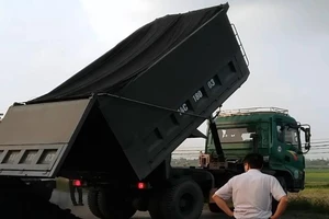 Xe chở quá tải chống trả quyết liệt lực lượng chức năng