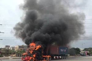 Đầu kéo container cháy ngùn ngụt khi lưu thông