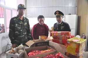 Mang pháo từ Trung Quốc về quê làm... quà tặng