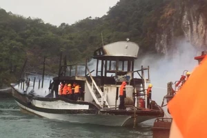 Tàu du lịch chở 21 người đậu ở Hạ Long bốc cháy