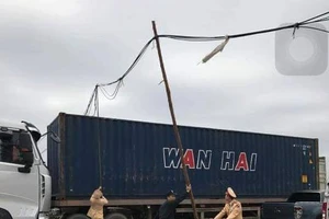 CSGT làm “cột điện sống” giữa đường