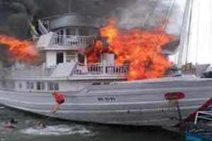 Chờ khách trên Vịnh Hạ Long, tàu đùng đùng bốc cháy