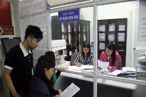 Mạo danh cán bộ thuế ép doanh nghiệp mua sách