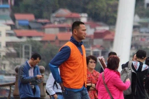 Phóng viên VietNamNet bị đánh gục khi tác nghiệp