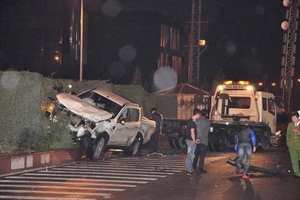 Toyota húc xe Ford văng lên vỉa hè